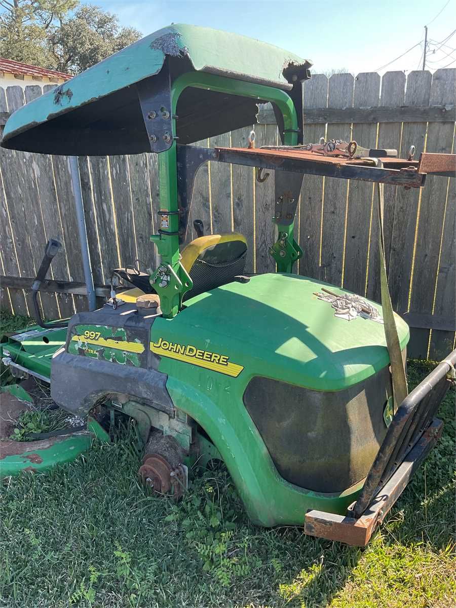 999-Z Trak John Deere Lawnmower — photo 1