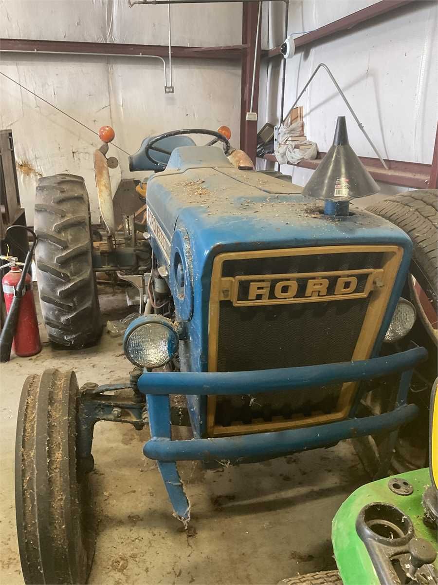 BLUE 2600 FORD TRACTOR — photo 1