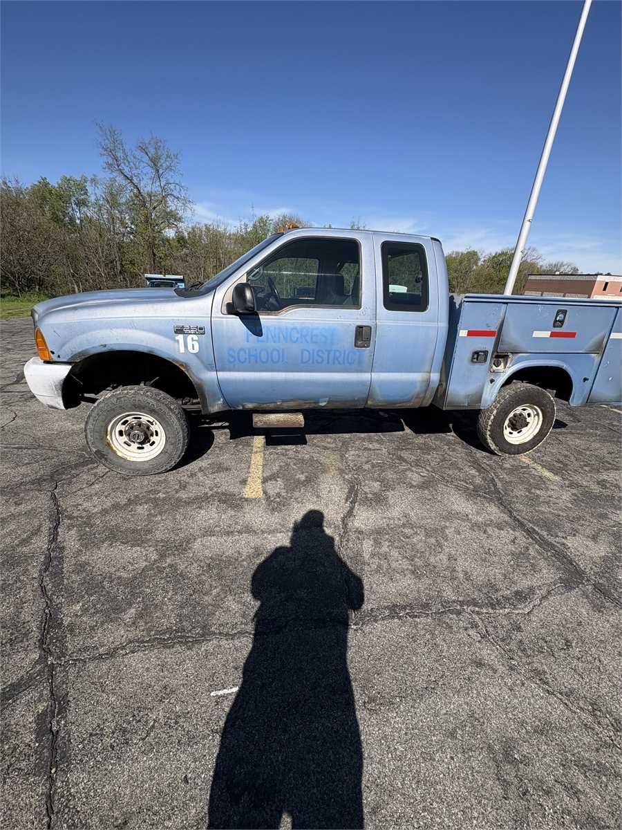 2001 Ford F250 Super Duty Extended Cab Pickup — photo 1