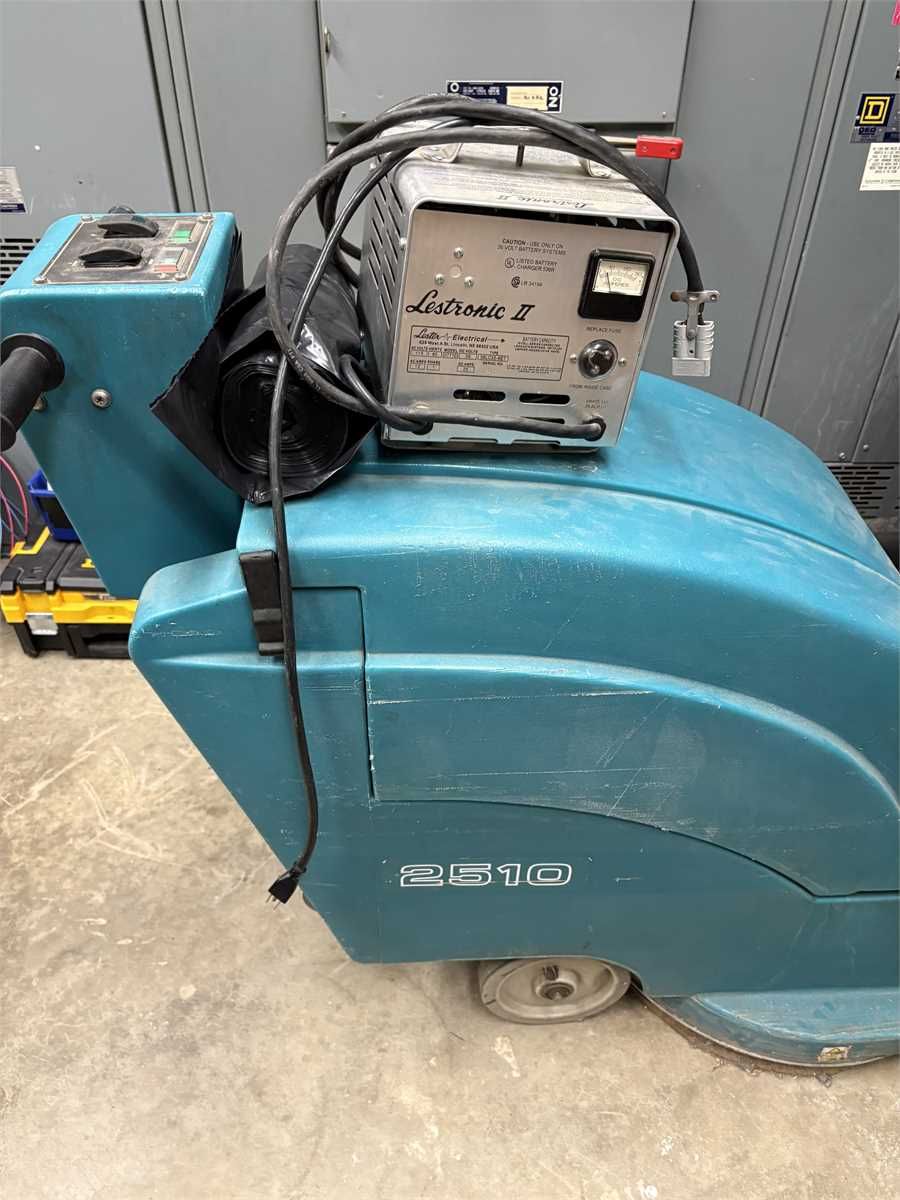 Tennant 2510 Battery-Powered Floor Burnisher with Charger — photo 1