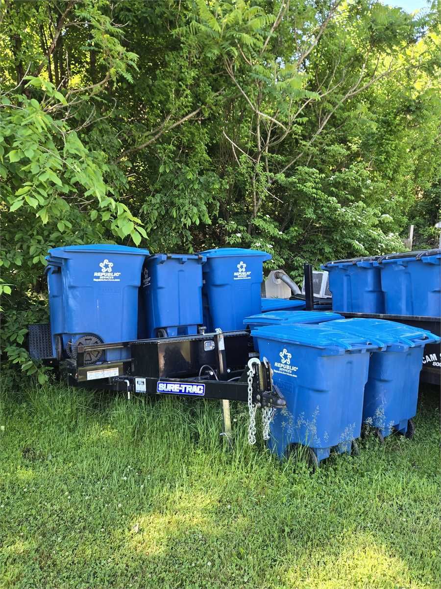 Trash and Recycling Totes, 96 Gallon — photo 1