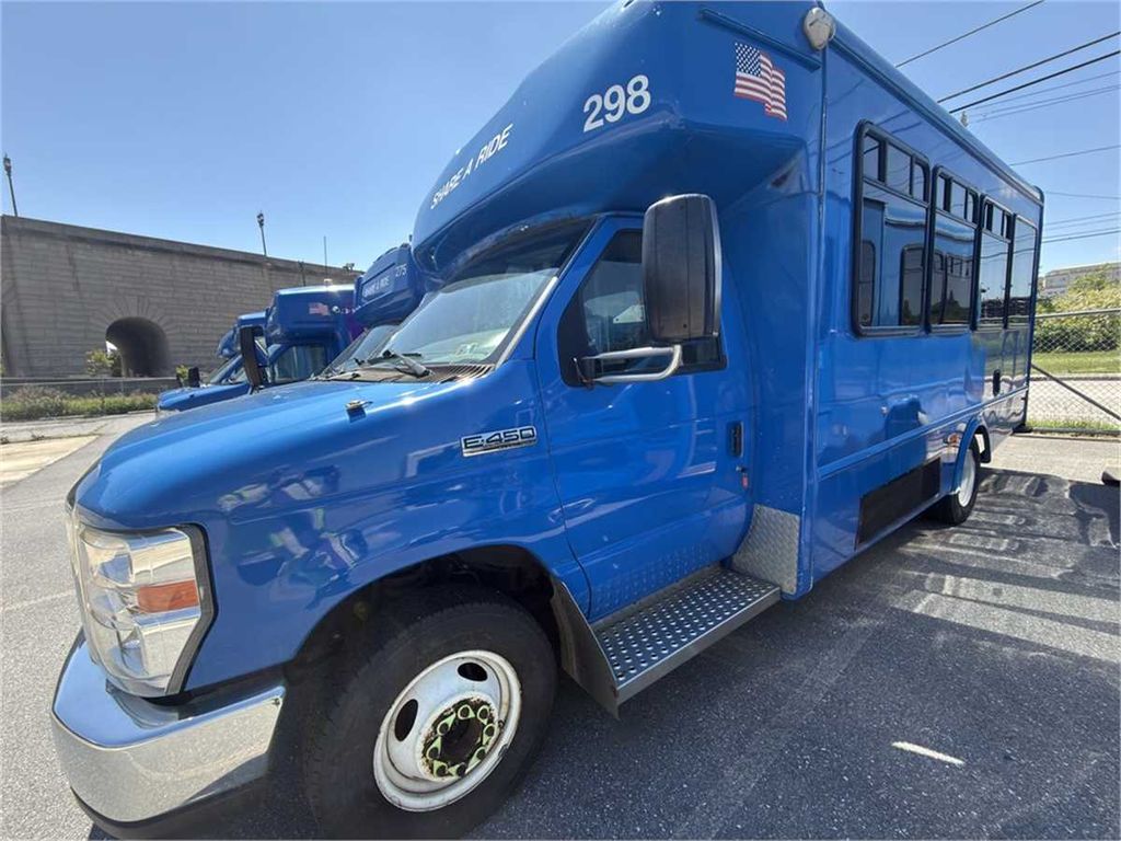 2019 FORD E-450 CUTAWAY — photo 1