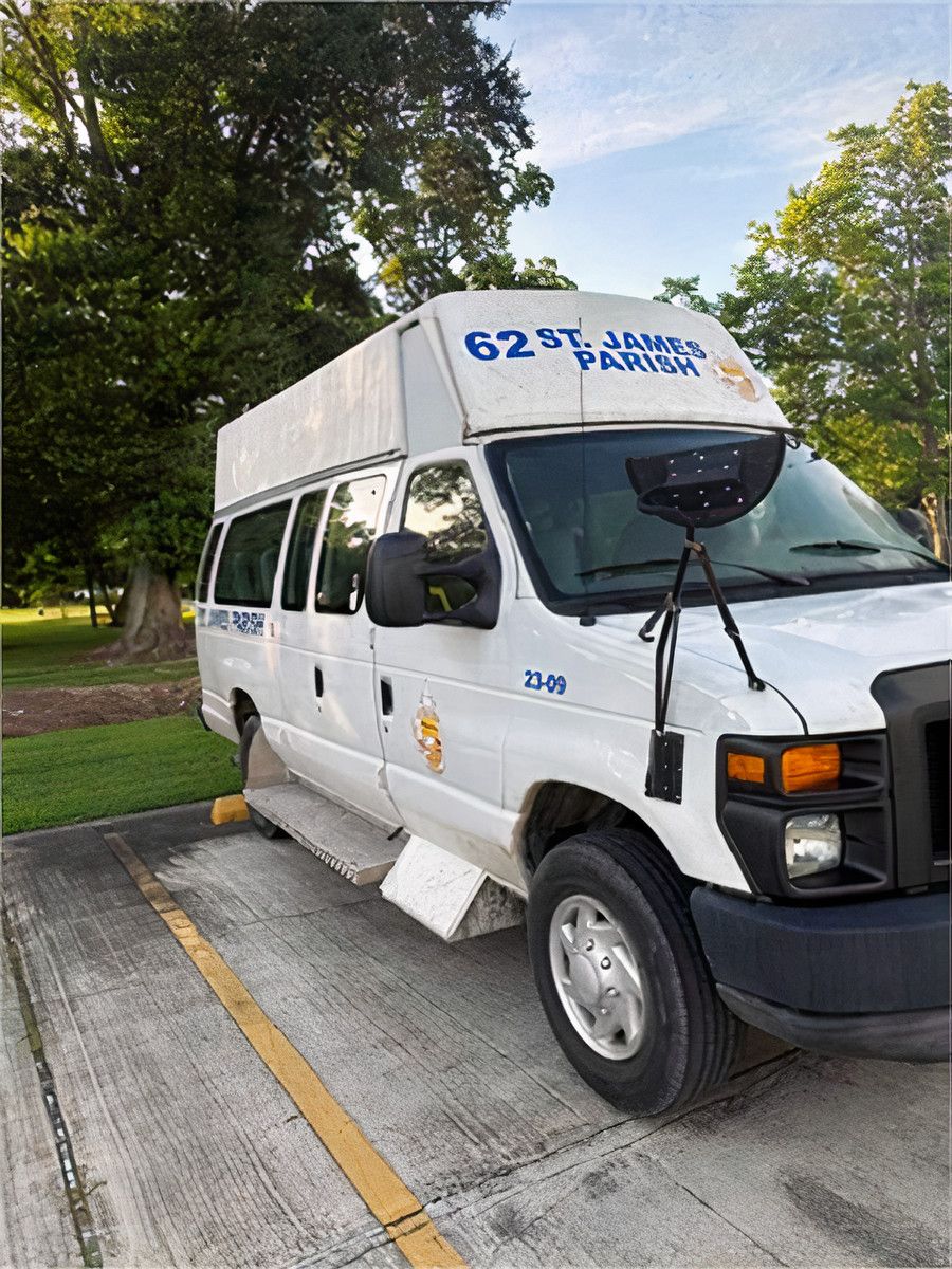 2008 Ford E-350 Shuttle Bus / Passenger Van — photo 1