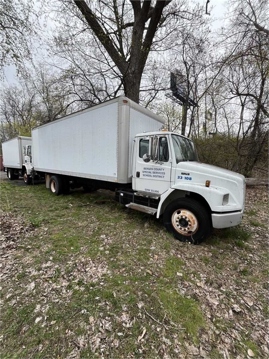 Freightliner FL70 with Liftgate 2001 - photo 1