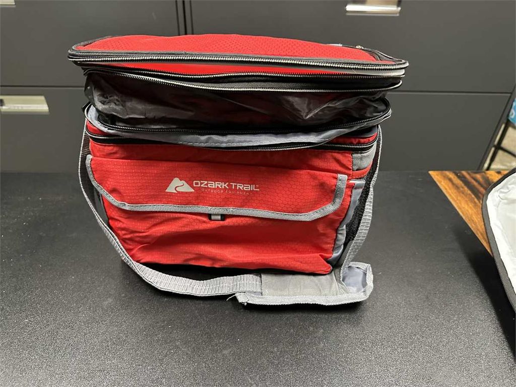 Red Ozark Trail insulated lunch box - photo 1