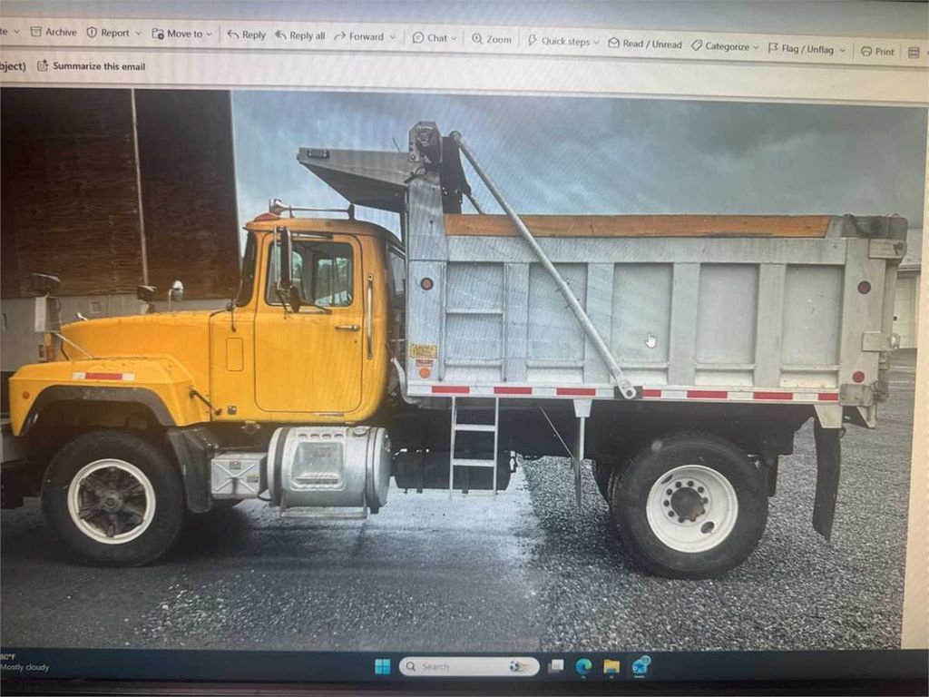 1999 Mack Dump Truck - photo 1