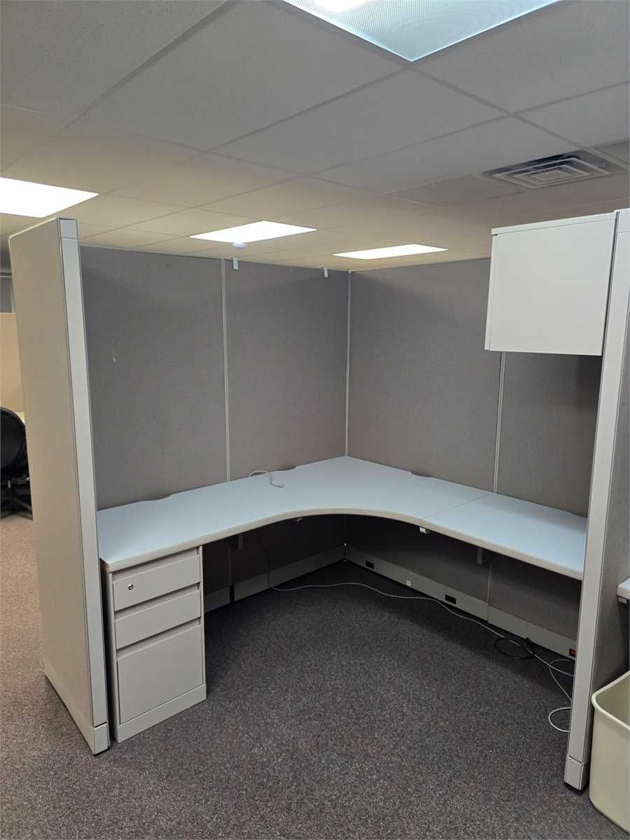Cubicles, tables, server rack - photo 1