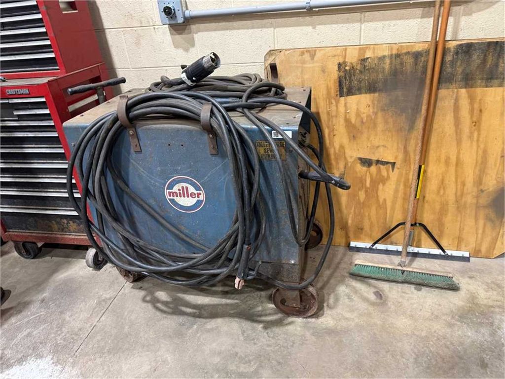 Miller SRH-333 Welder - photo 1