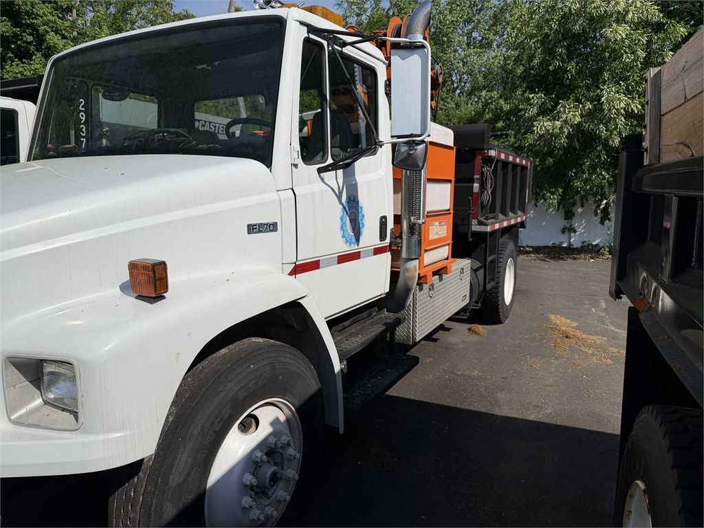 2002 Freightliner FL70 - photo 1
