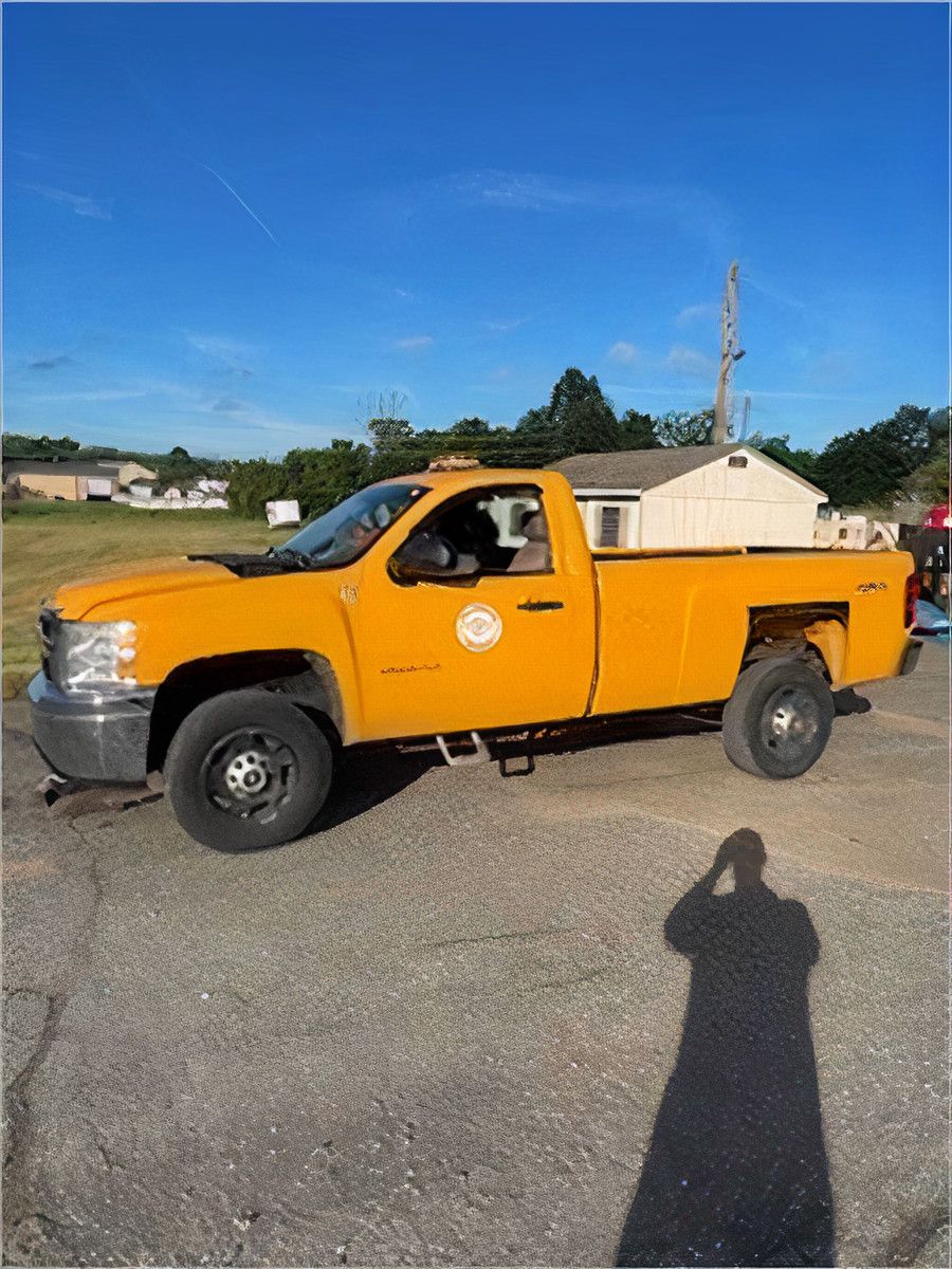 2011 Chevrolet Silverado 2500 4x4 Pickup Truck with Snowplow - photo 1