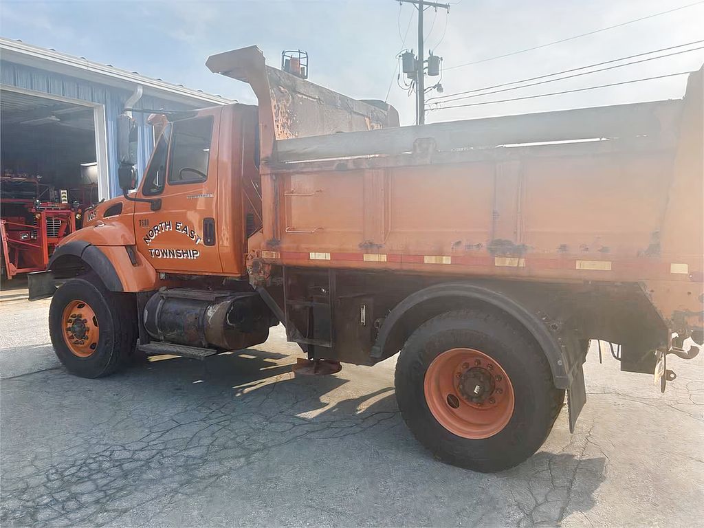 2005 International 7500 4x2 - photo 1