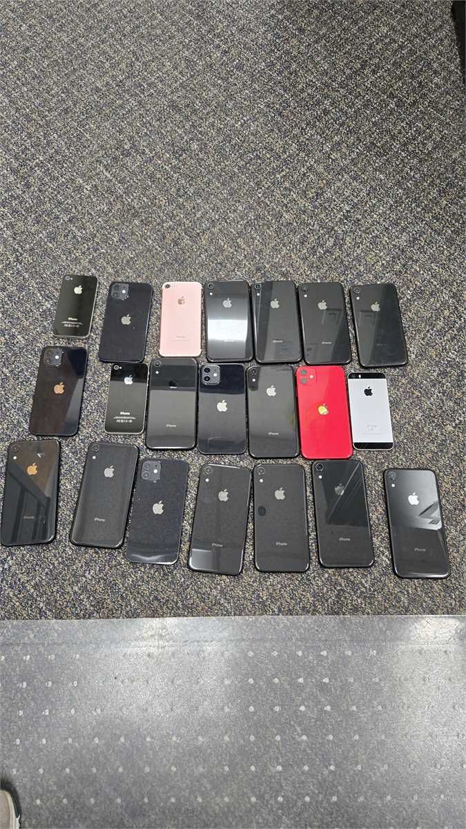 Lot of 22 Apple iPhones (XR, 12, 11, SE, 7 & 4S) - photo 1