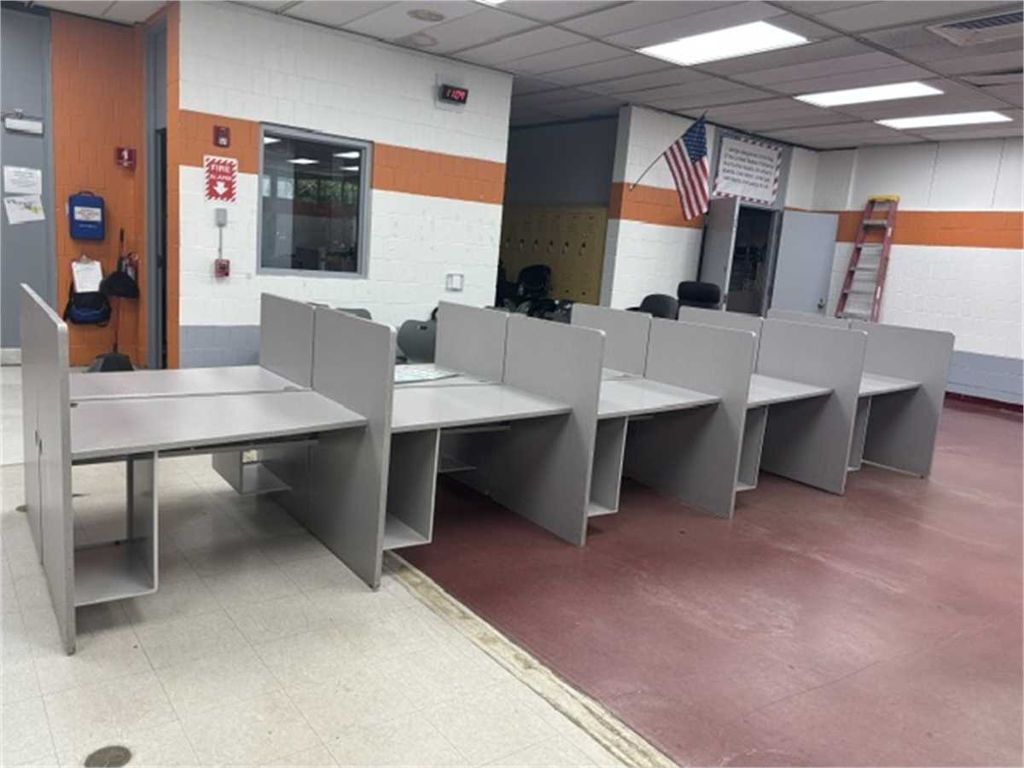 Computer Cubicles 5 Desks per Unit - photo 1