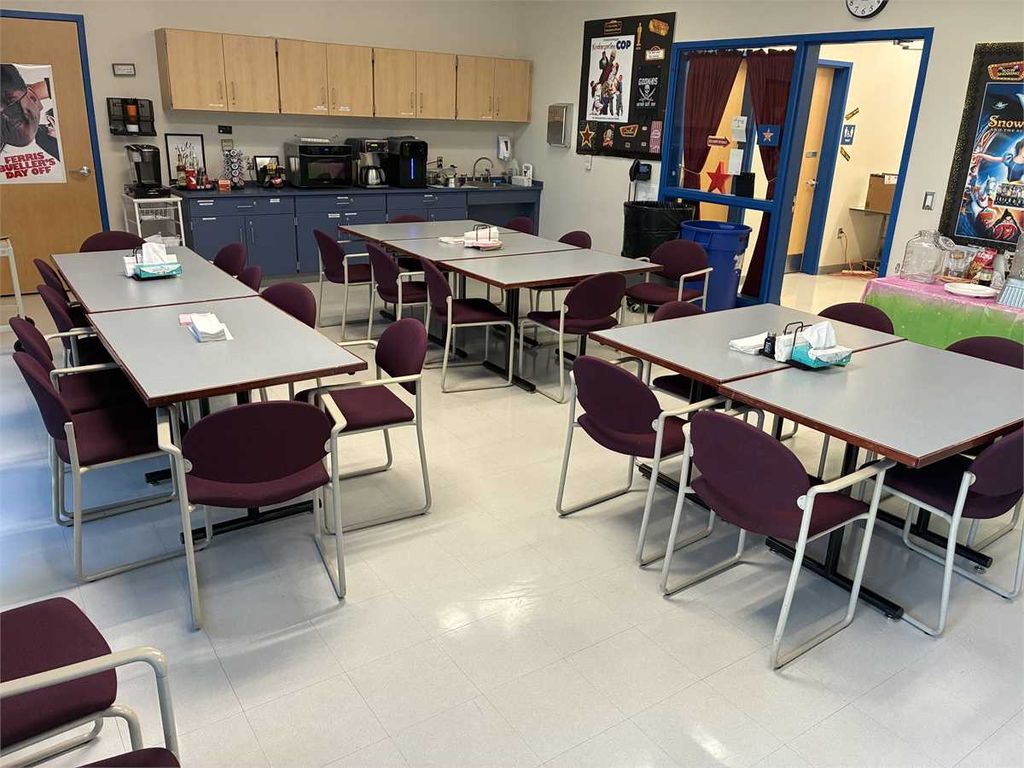 Lot of (8) Tables and (28) Chairs - photo 1