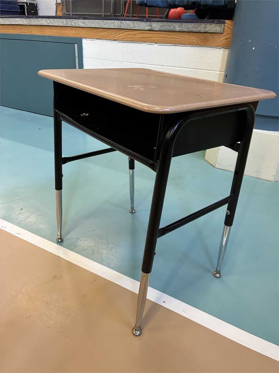 Lot of 16 Elementary School Desks - photo 1