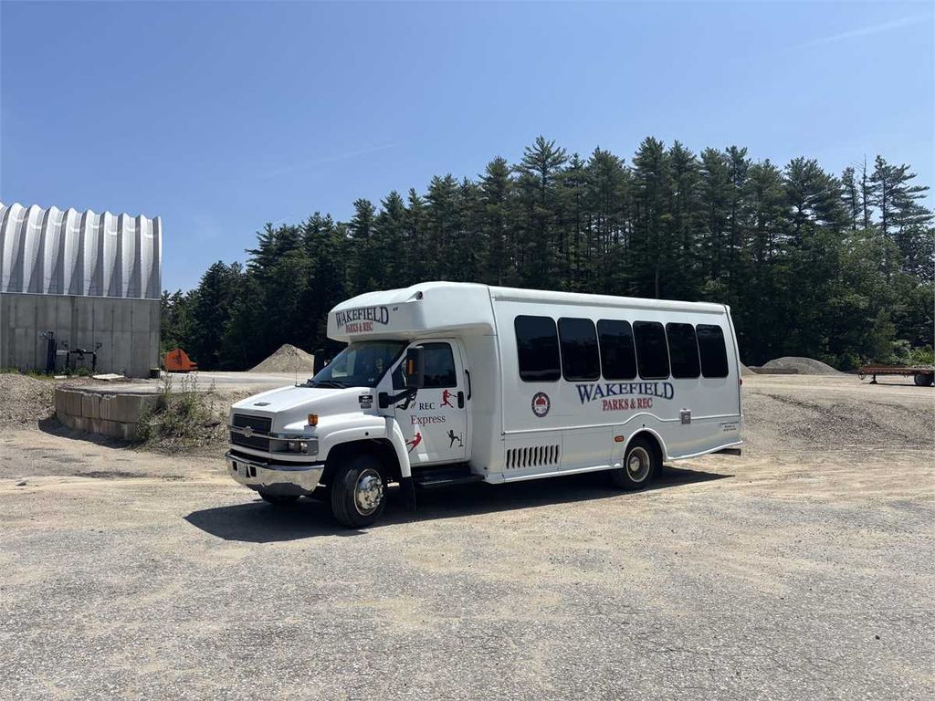 2009 C5V 24 Passenger Bus - photo 1
