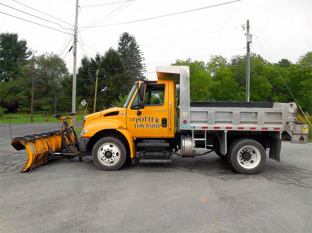 2005 International 4300 4x2 - photo 1