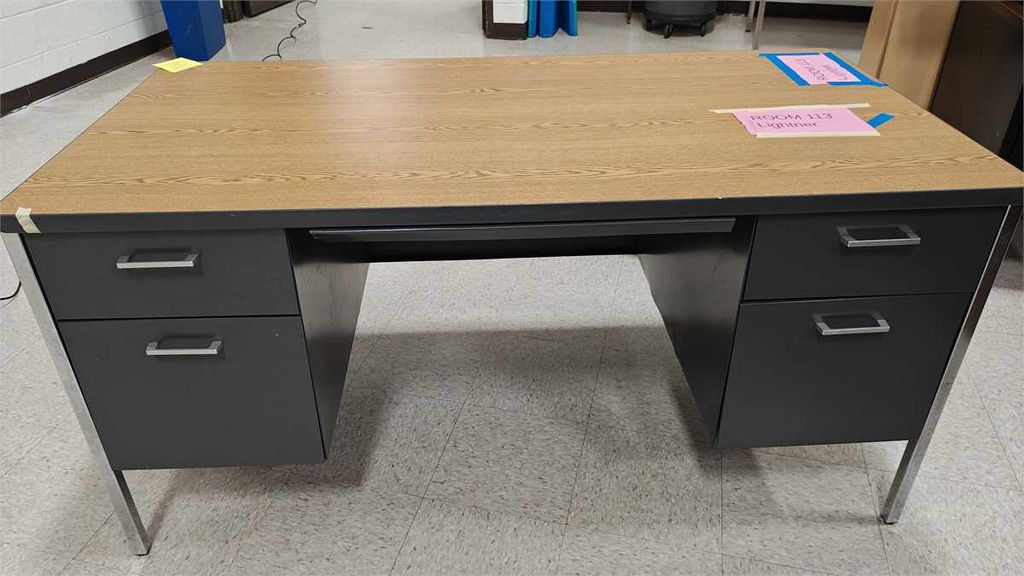 Lot of 2 Metal Desks - photo 1