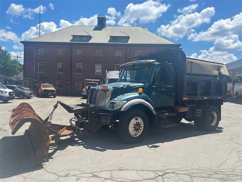 2007 International 7400 with Snow Plow and Spreader