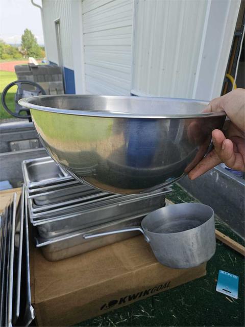 3 mixing bowls and 1 pot