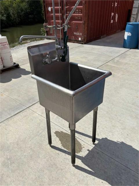 Dishwashing sink