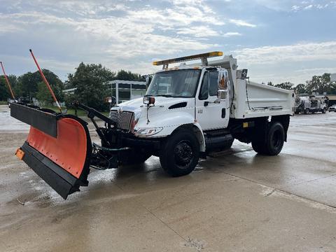 2003 International 4400 Slope Side Dump With a Plow 1 of 2