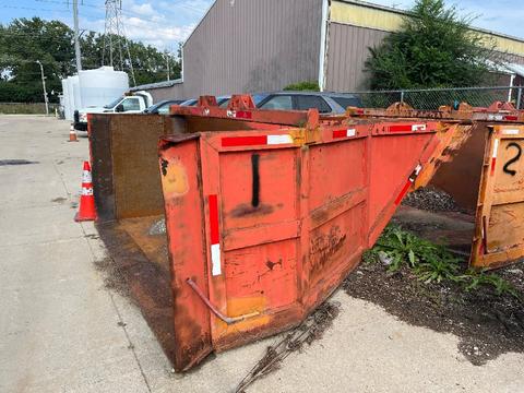 Leaf collection pan mounts to the rear of a garbage truck