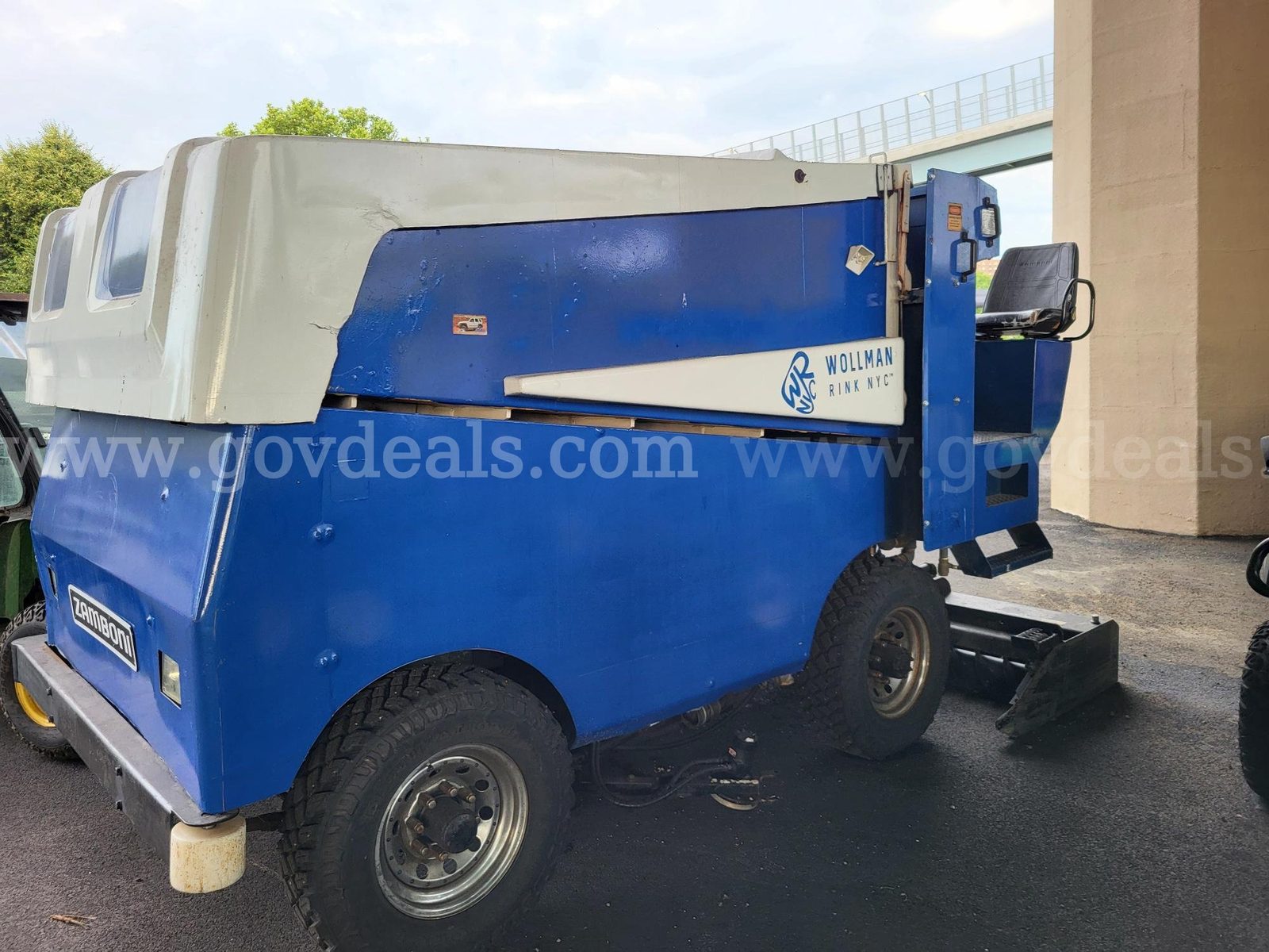 1989 Zamboni 700, a US government surplus lot with no bids, in New York, NY