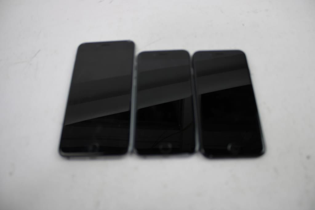 Apple IPhone Lot, 3 Pieces  Sold For Parts — photo 1