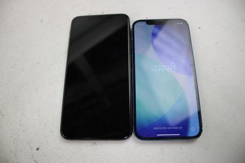 Apple IPhone Lot, 2 Pieces Sold For Parts
