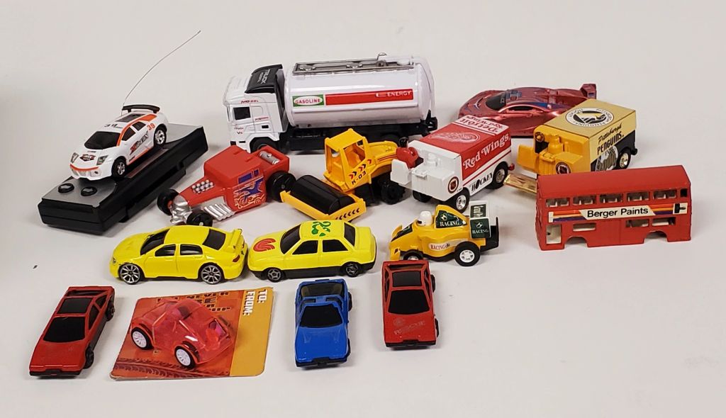 Lot of 10+ Diecast Cars & Trucks - Hot Wheels, Matchbox, Maisto, MotorMax & More - photo 1