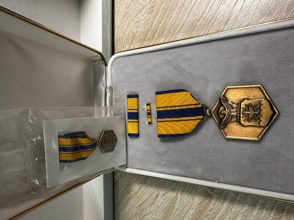 Vintage USAF Commendation Medal (Full size, bar, ribbon and lapel pin) Authorized in 1958 for outstanding achievement - photo 1