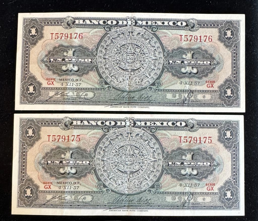 1957 SERIE GX, MEXICO 1 PESOS (2 SEQUENTIAL SERIAL #s) CRISP BU NOTES IN PROTECTIVE SLEEVES - photo 1
