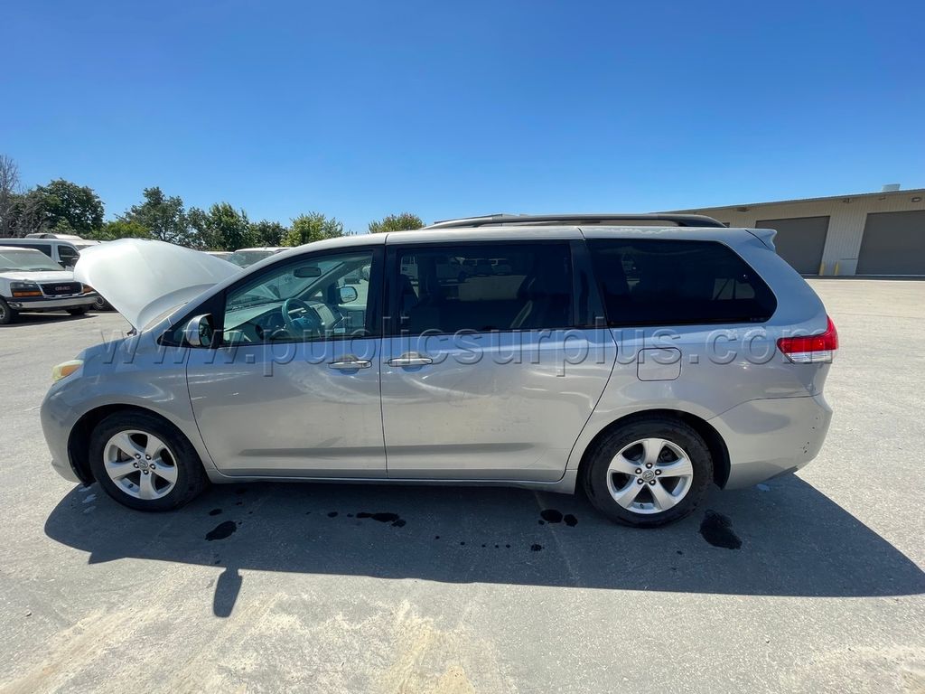 2011 Toyota Sienna (823) - photo 1