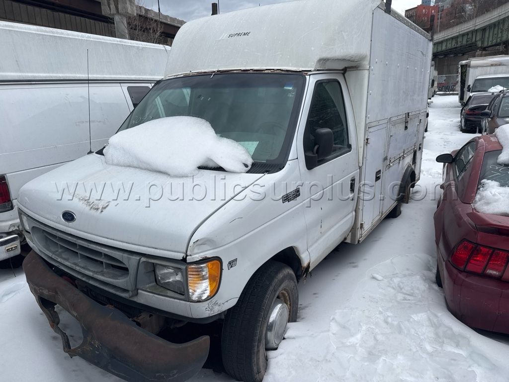 2002 Ford Econoline — photo 1