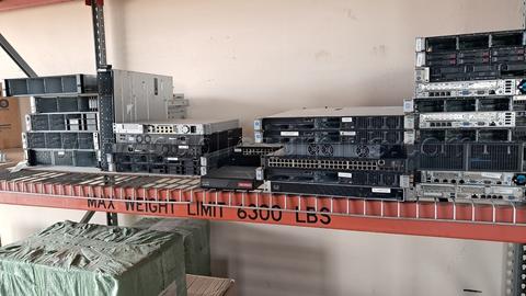 1 LOT OF 34 EA SERVER UNITS AND 2 SWITCHES