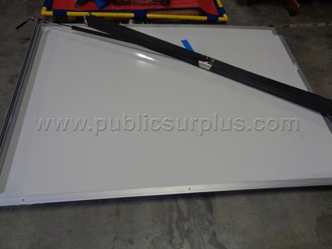 101/13276-Whiteboards and projector screen *No shipping*