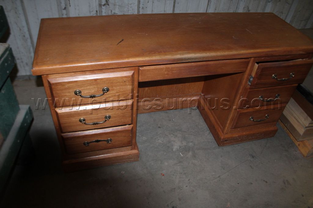 Wood desk — photo 1