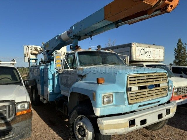 1991 Ford F800 Bucket Truck — photo 1