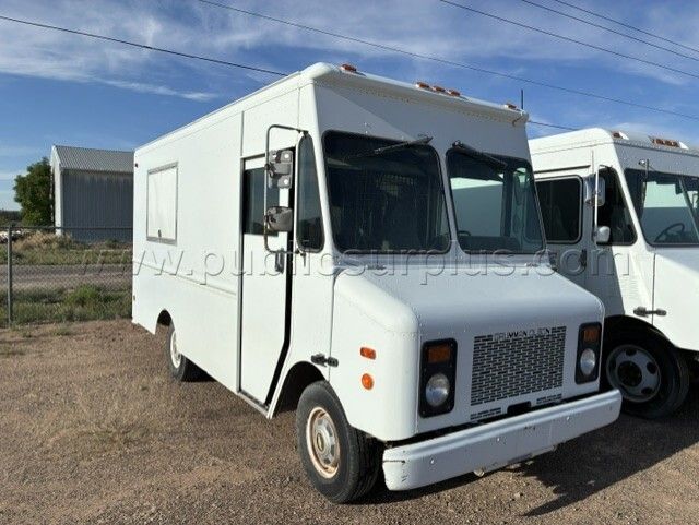 1999 Chevrolet Box Van — photo 1