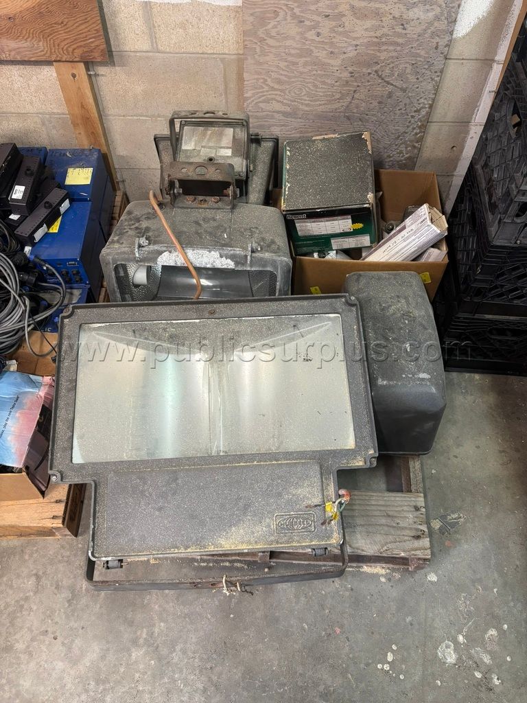 Pallet of Old Lights — photo 1