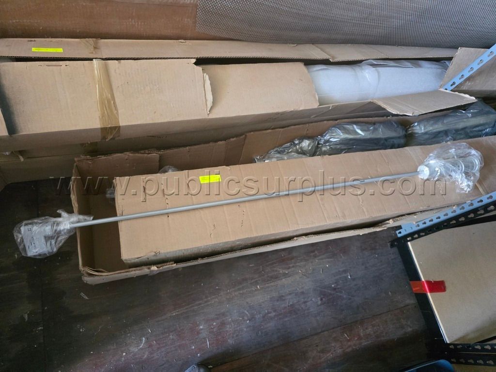 8 - 5' Global Trac Lights (118282) BID IS PER LIGHT — photo 1
