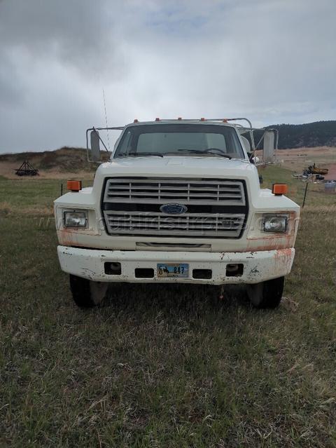 1988 Ford F-800  1FDPF8284JVA11081