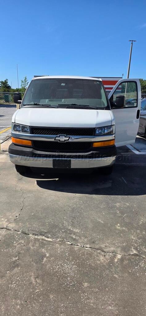 2008 Chevy 3500 G-Van — photo 1