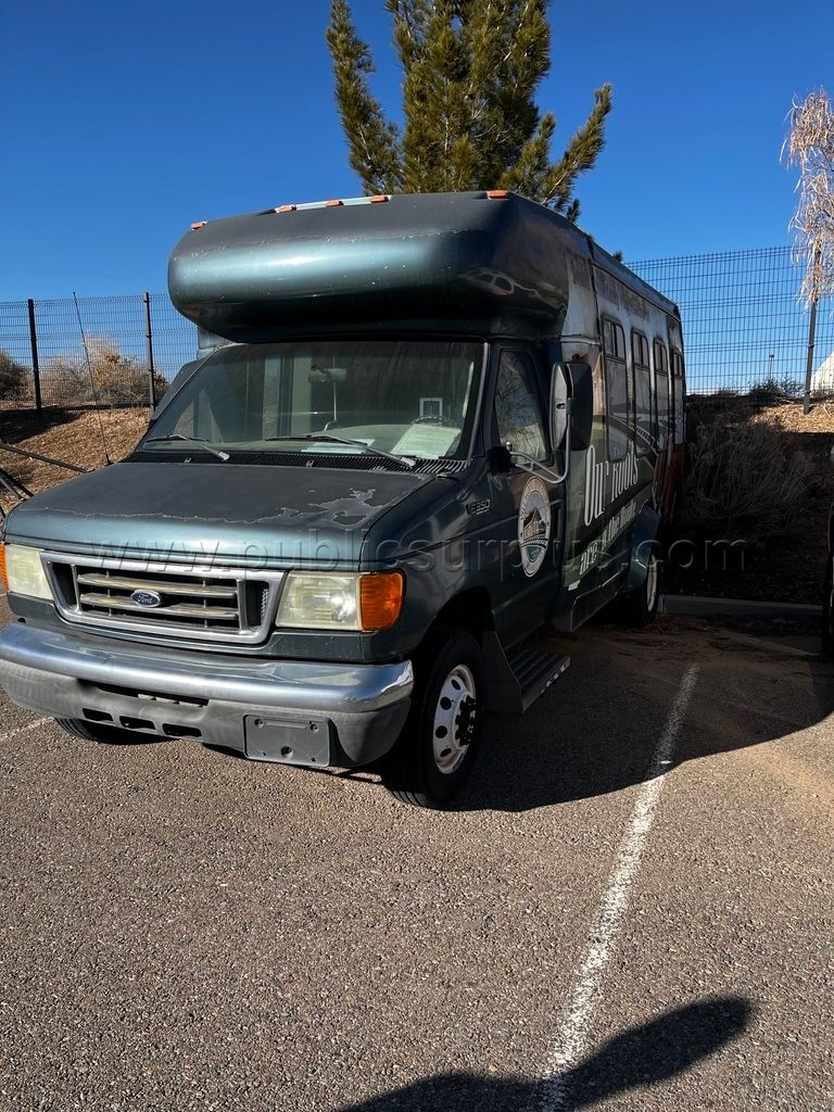 Ford 350 Passenger Van 2004 — photo 1
