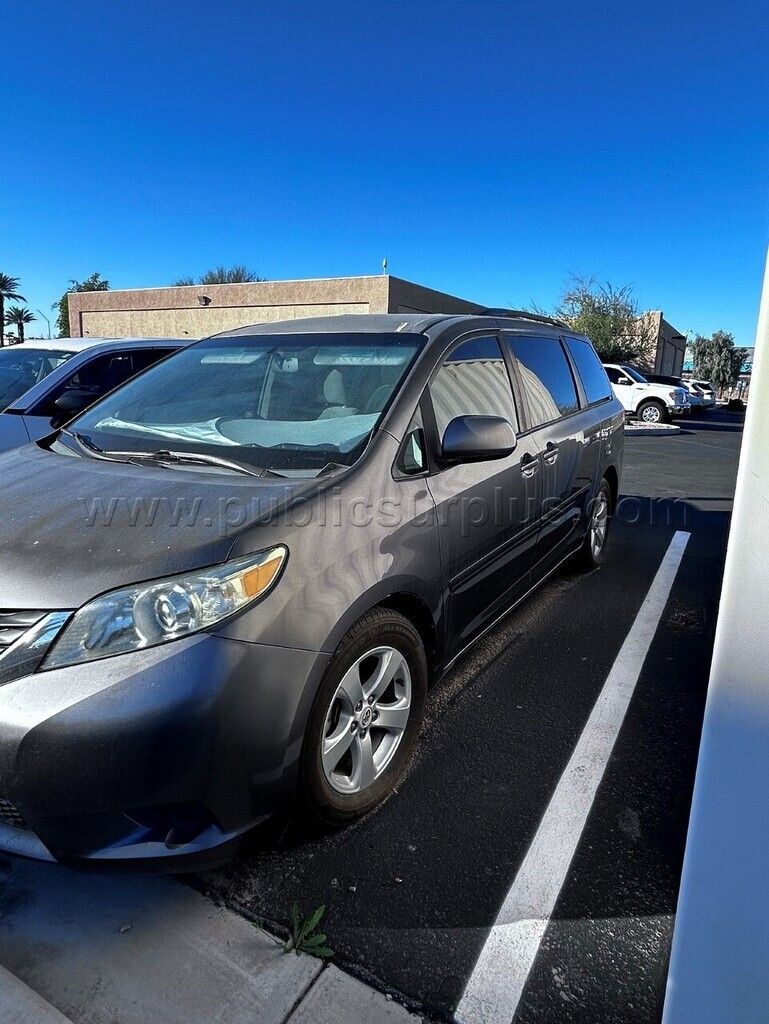 VEHICLE - 2011 TOYOTA SIENNA VAN — photo 1
