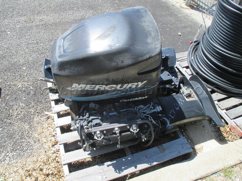 LOT 345 - 2006 Mercury 200hp outboard - photo 1