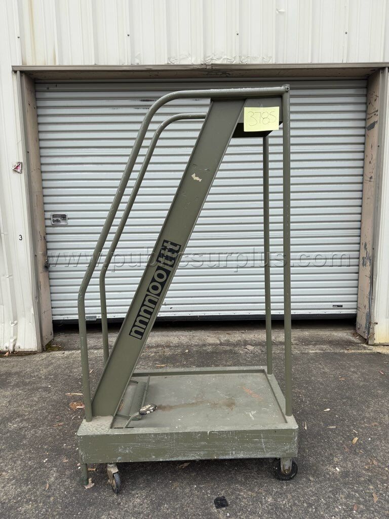 Lot of 1 - Rolling Ladder — photo 1