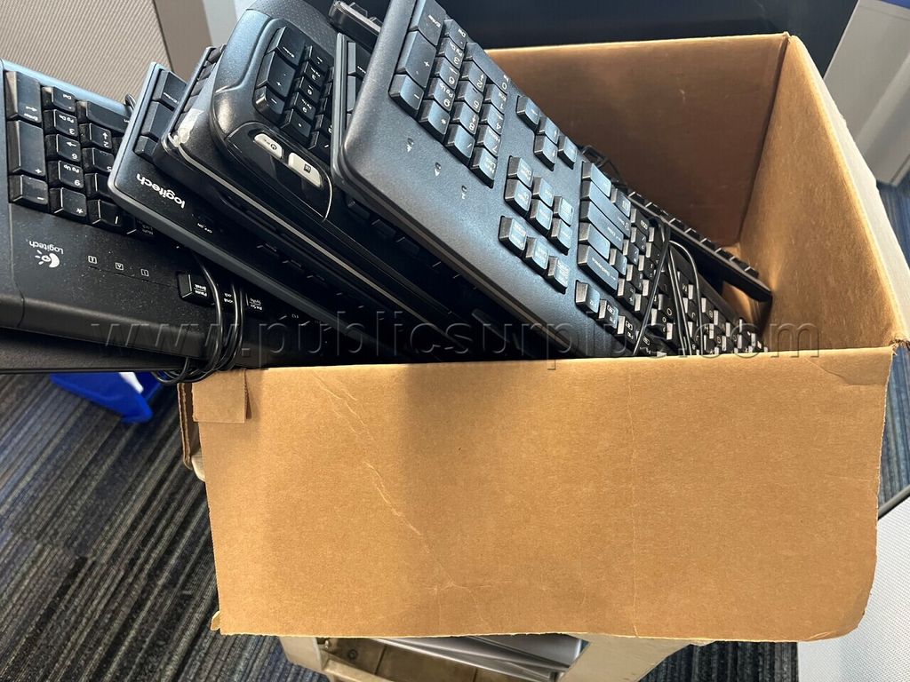 Keyboards - Various ~ Box of 1 — photo 1