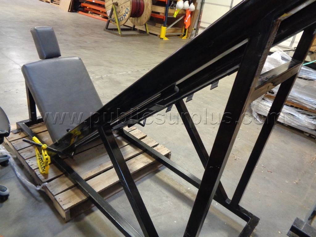 101/13334- Leg Press Machine *No Shipping* — photo 1